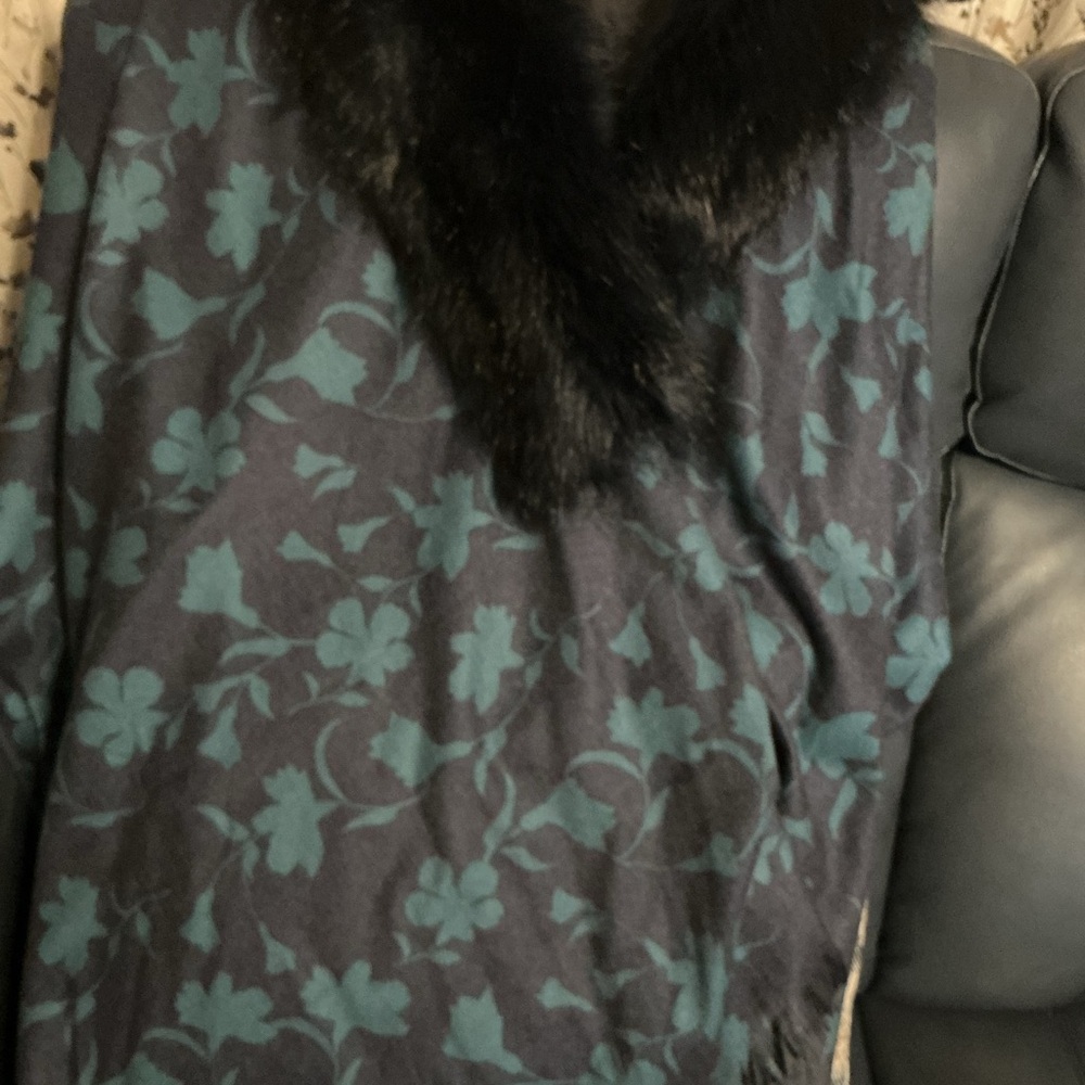 Laundry By Shelli Segal Navy & Teal Floral Wrap Cape with Blue Fur Collar - Picture 2 of 7